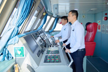 Đội tàu thuyền viên tàu Phú Quý Express