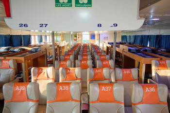 Khoang ghế phổ thông tàu Phú Quý Express