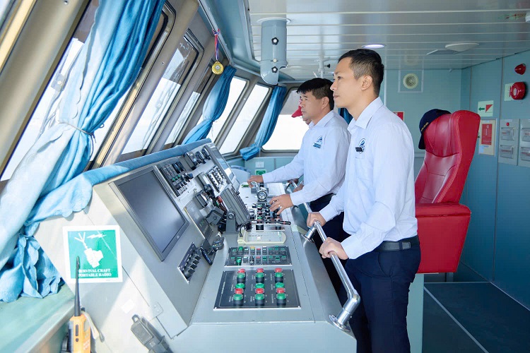 Đội tàu thuyền viên tàu Phú Quý Express