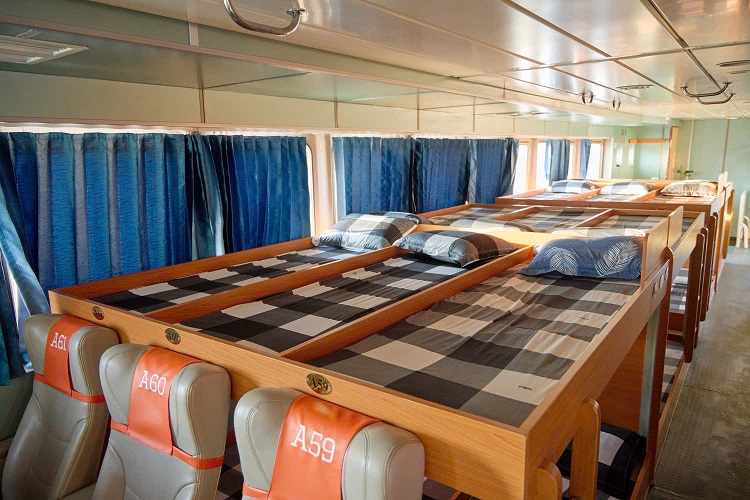 Khoang giường nằm tàu Phú Quý Express
