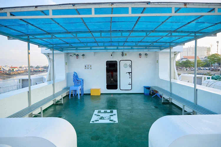 Boong ngoài trời tàu Phú Quý Express